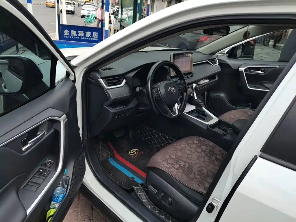 Toyota RAV4 — фото 11