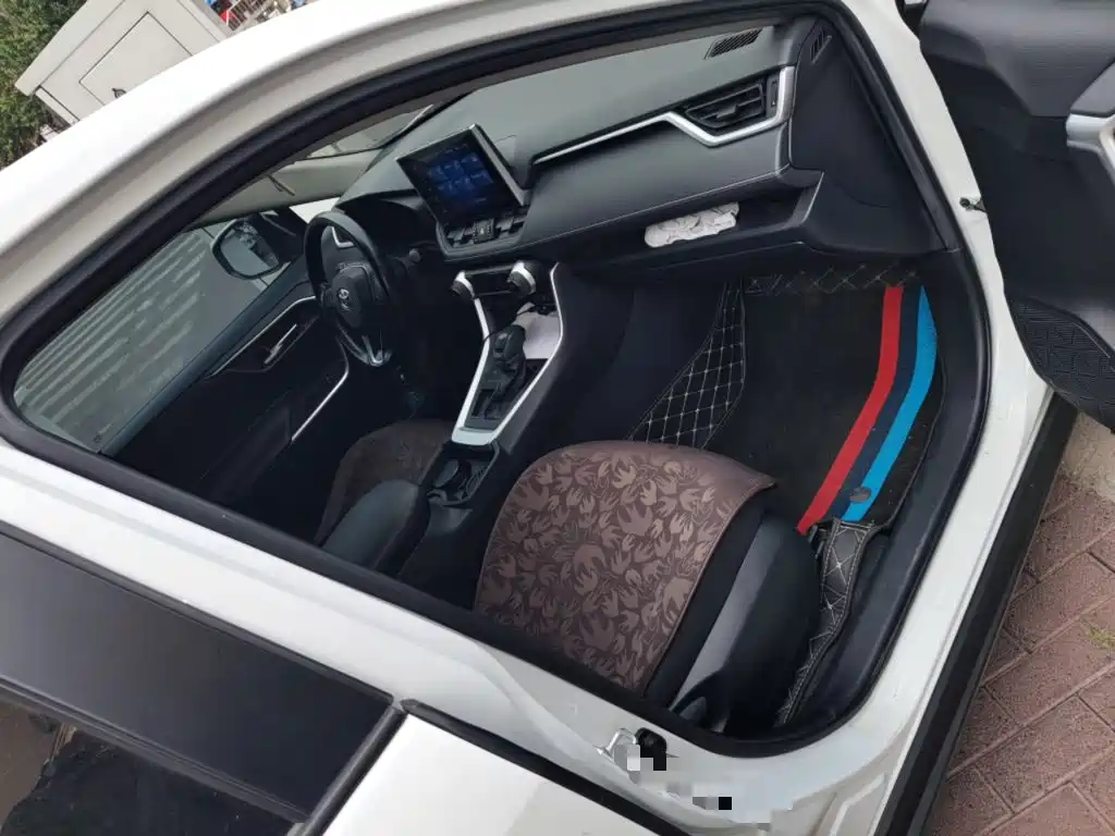 Toyota RAV4 — фото 19