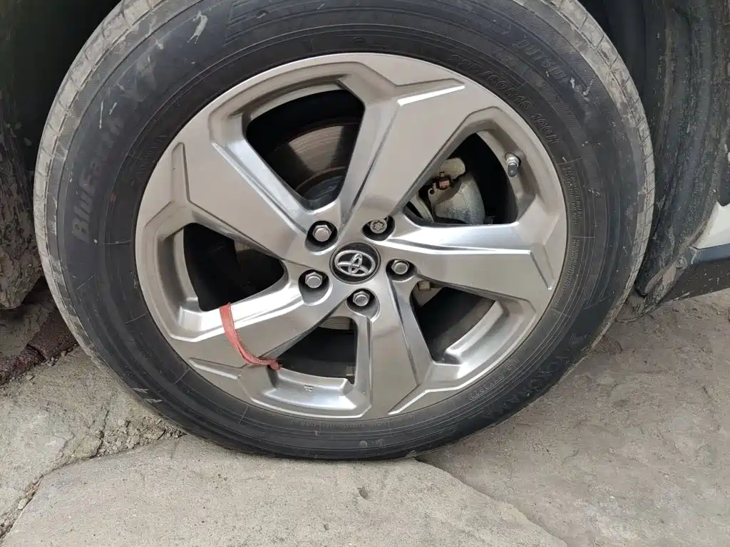 Toyota RAV4 — фото 24