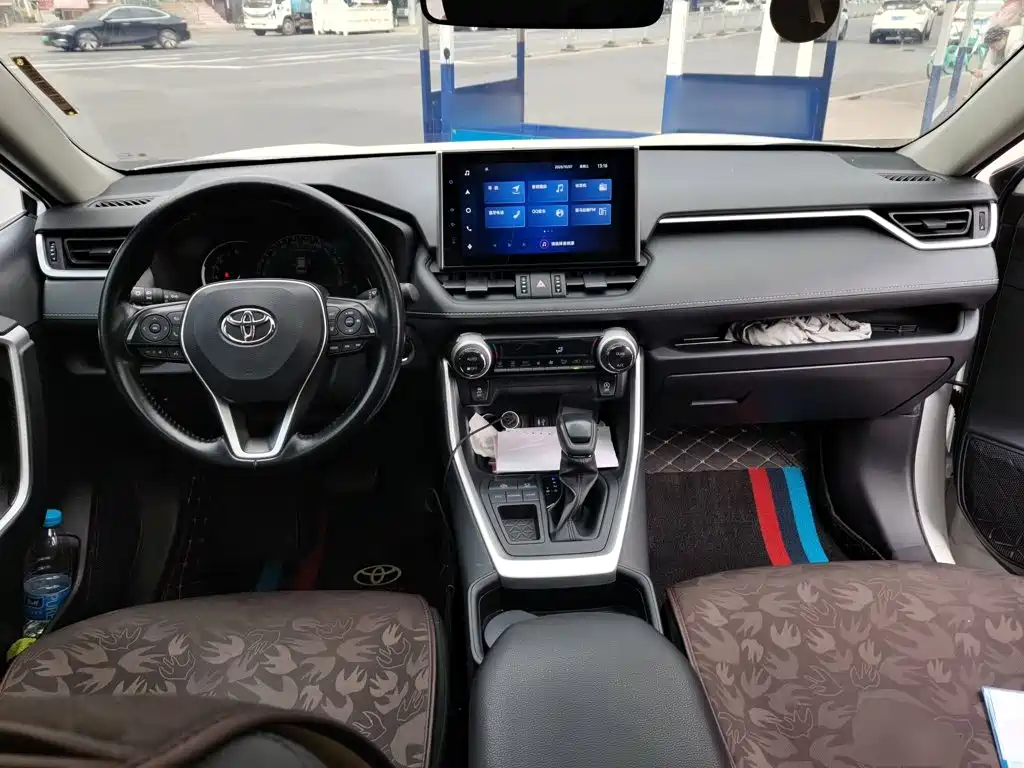 Toyota RAV4 — фото 5