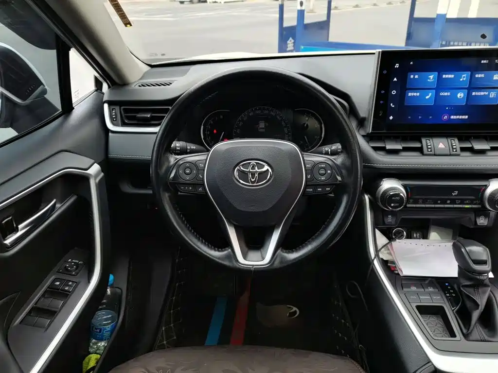 Toyota RAV4 — фото 6