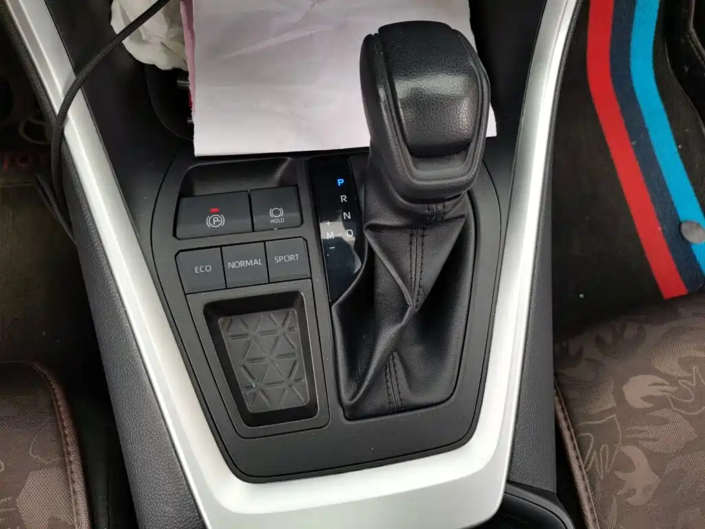 Toyota RAV4 — фото 10