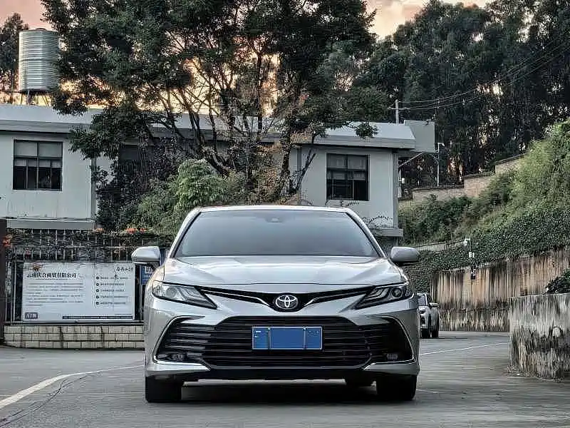 Toyota Camry — фото 2