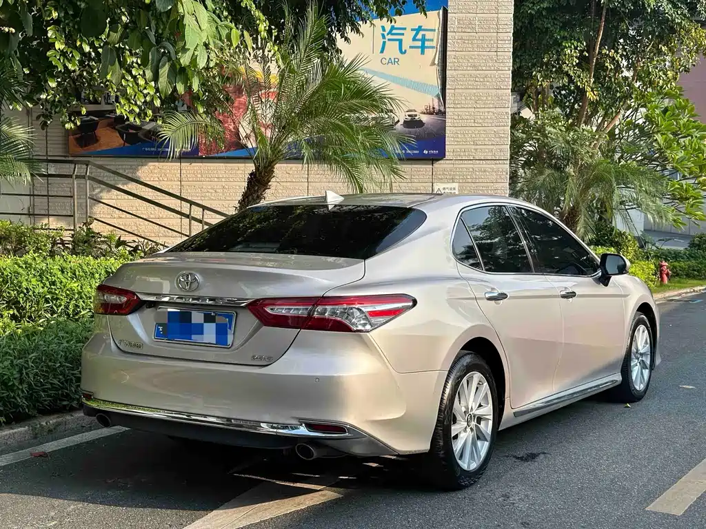 Toyota Camry — фото 5
