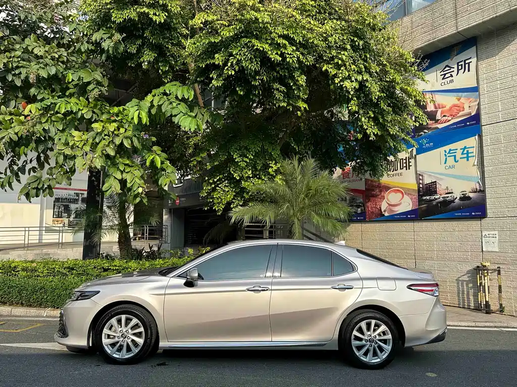 Toyota Camry — фото 9