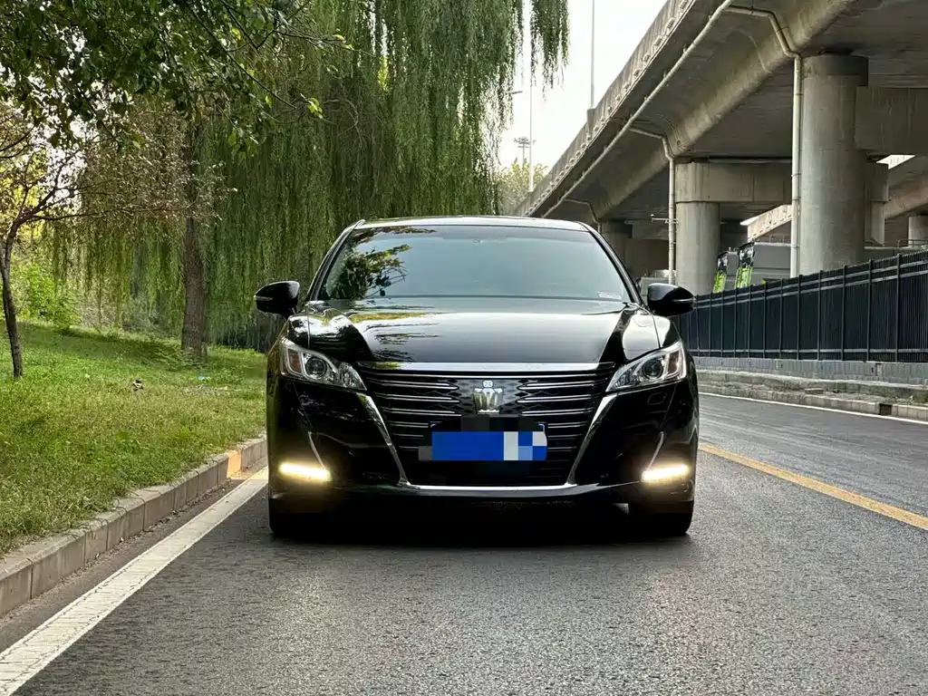 Toyota Crown — фото 2