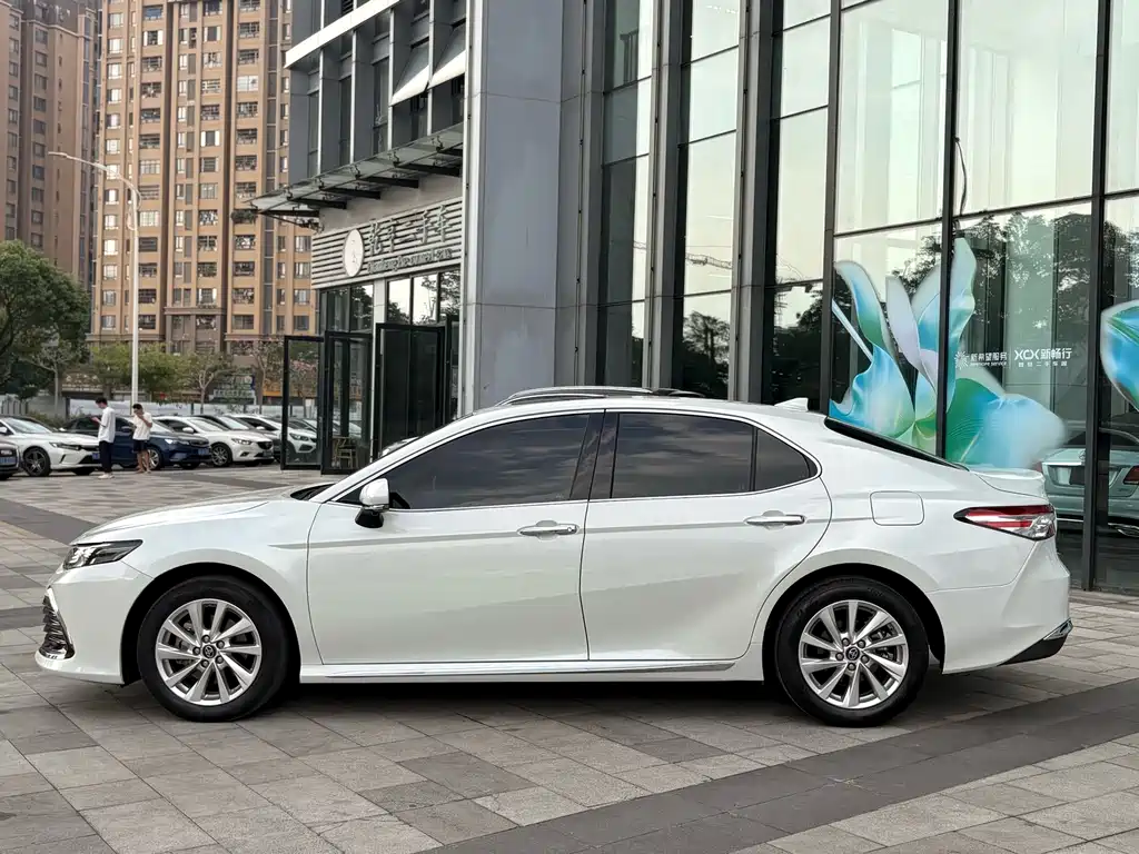 Toyota Camry — фото 3