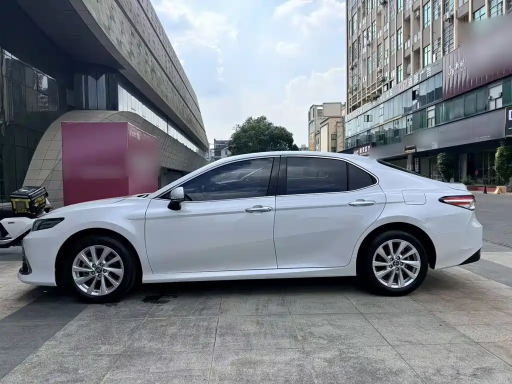 Toyota Camry — фото 8
