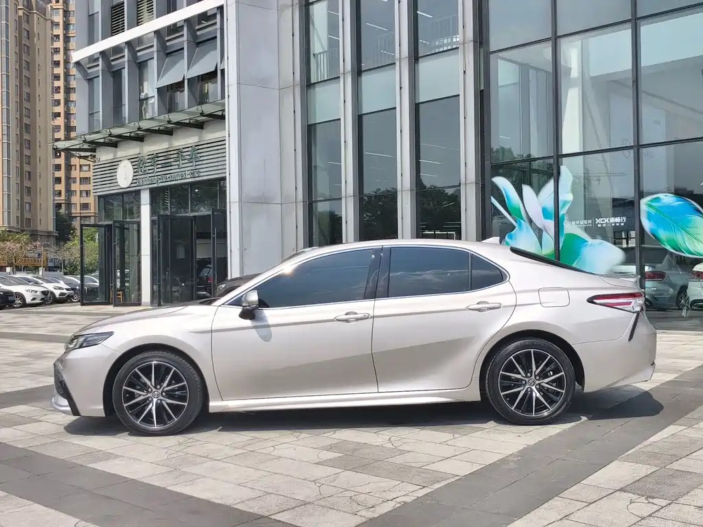 Toyota Camry — фото 3