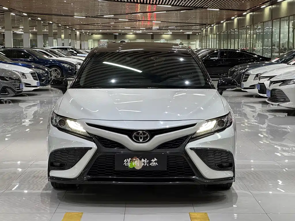Toyota Camry — фото 2