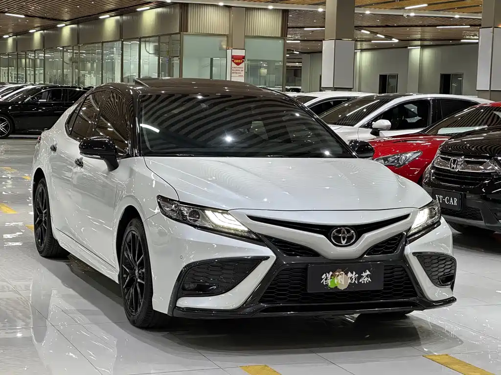 Toyota Camry — фото 3