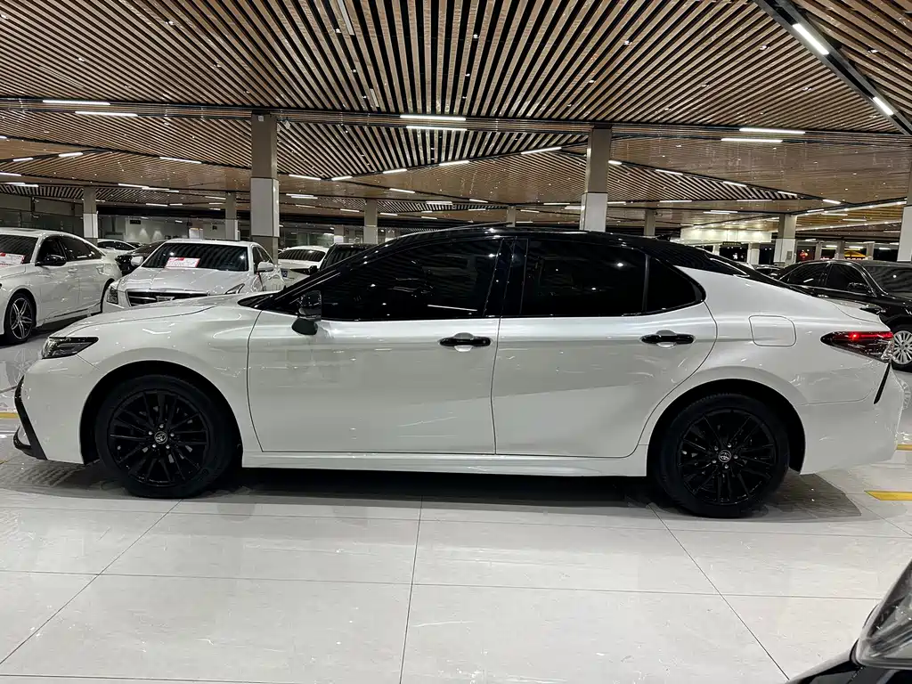 Toyota Camry — фото 4
