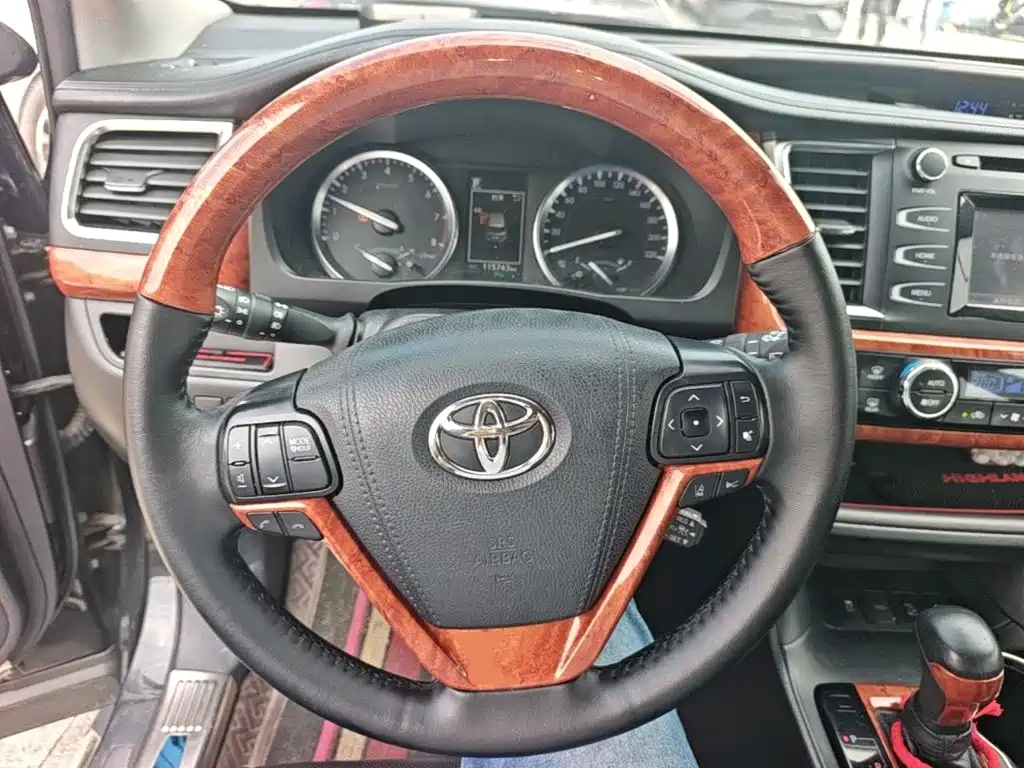 Toyota Highlander — фото 10