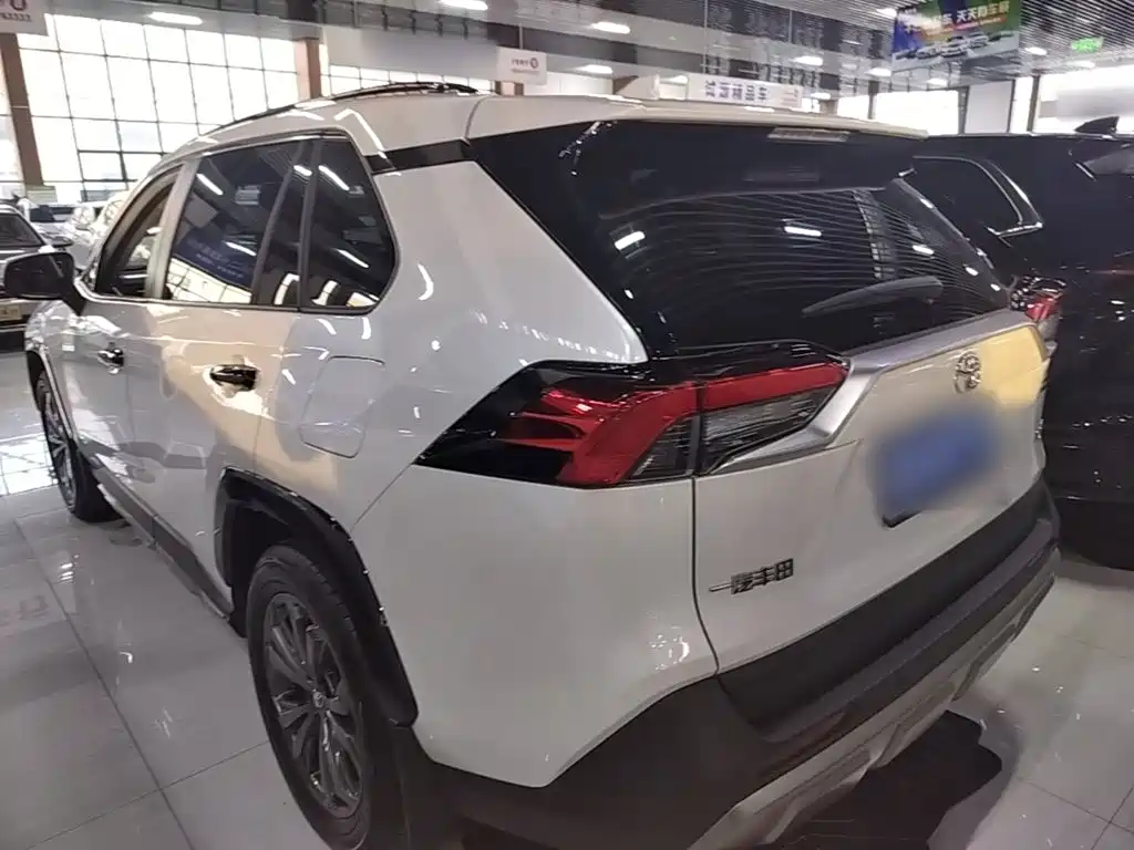 Toyota RAV4 — фото 4