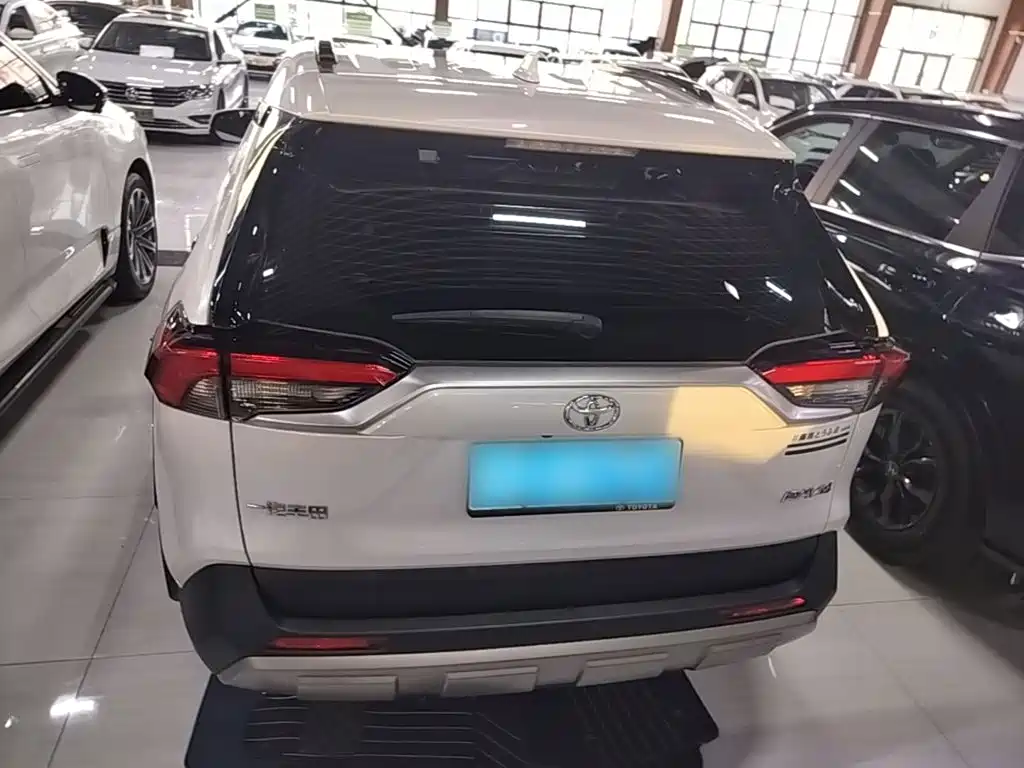 Toyota RAV4 — фото 5