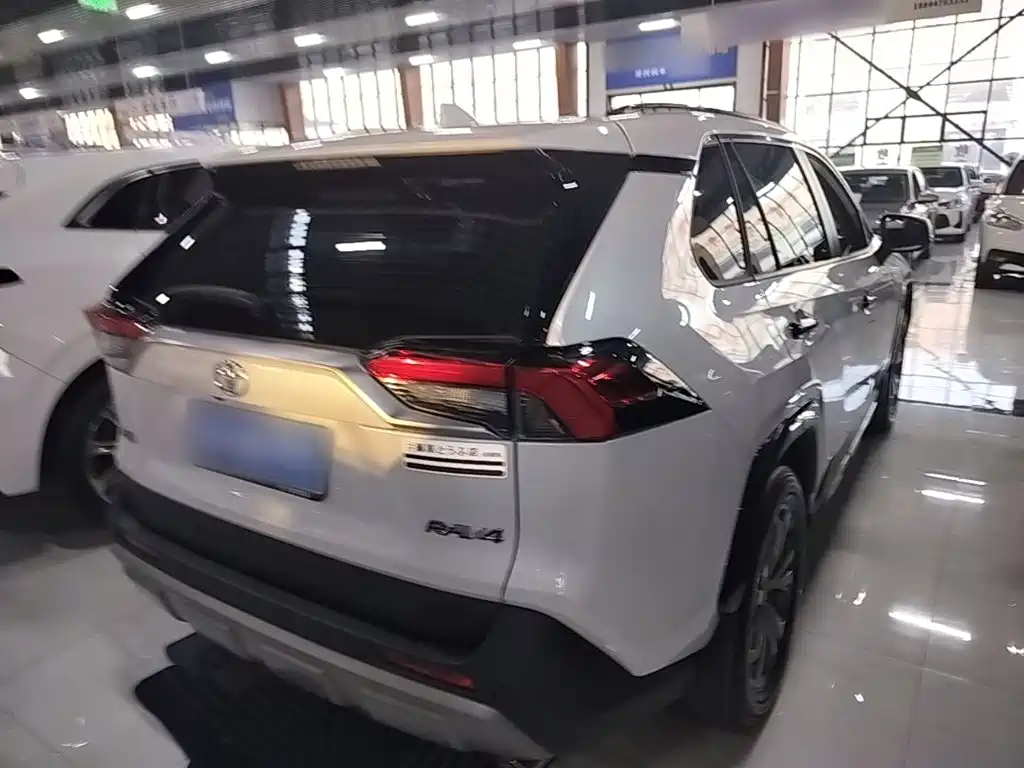 Toyota RAV4 — фото 6