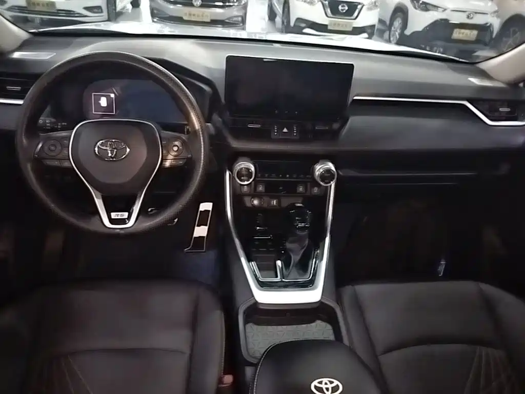 Toyota RAV4 — фото 9