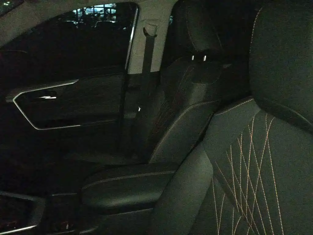 Toyota RAV4 — фото 11