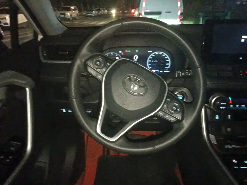Toyota RAV4 — фото 6