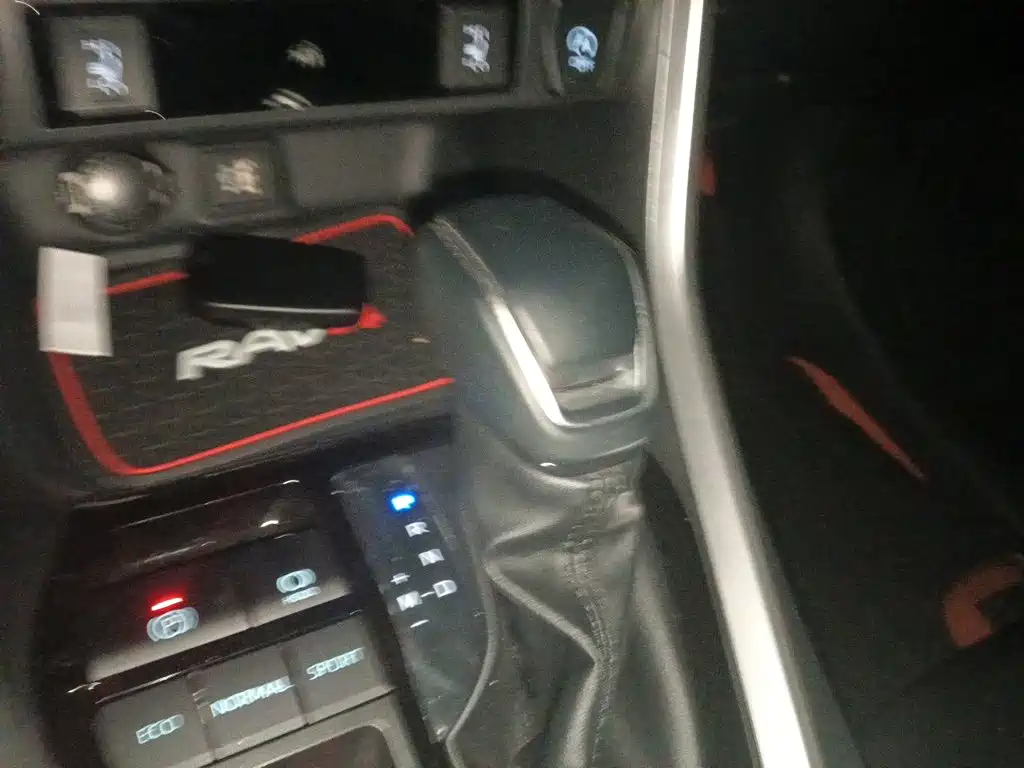 Toyota RAV4 — фото 10
