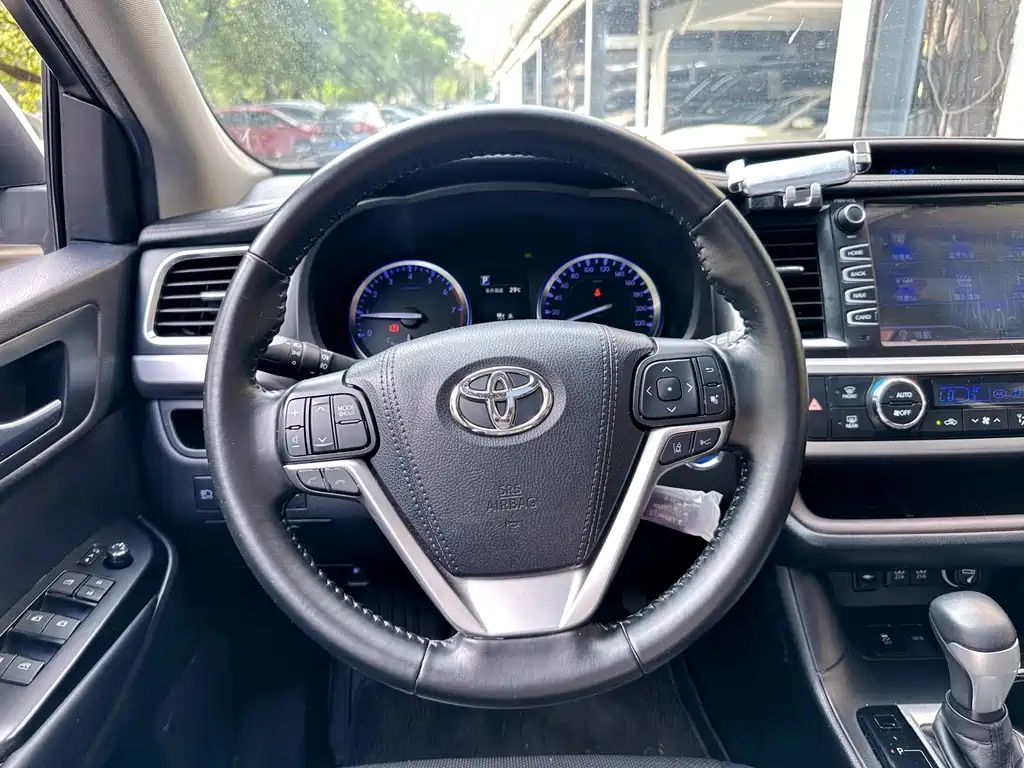 Toyota Highlander — фото 11