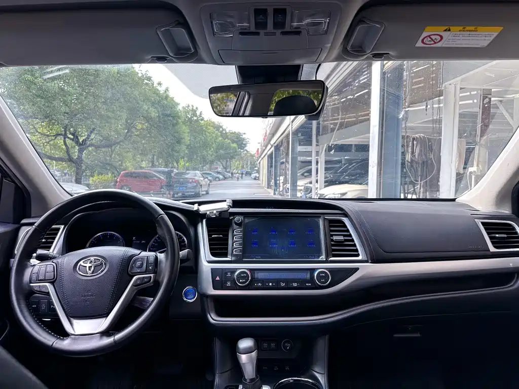 Toyota Highlander — фото 10