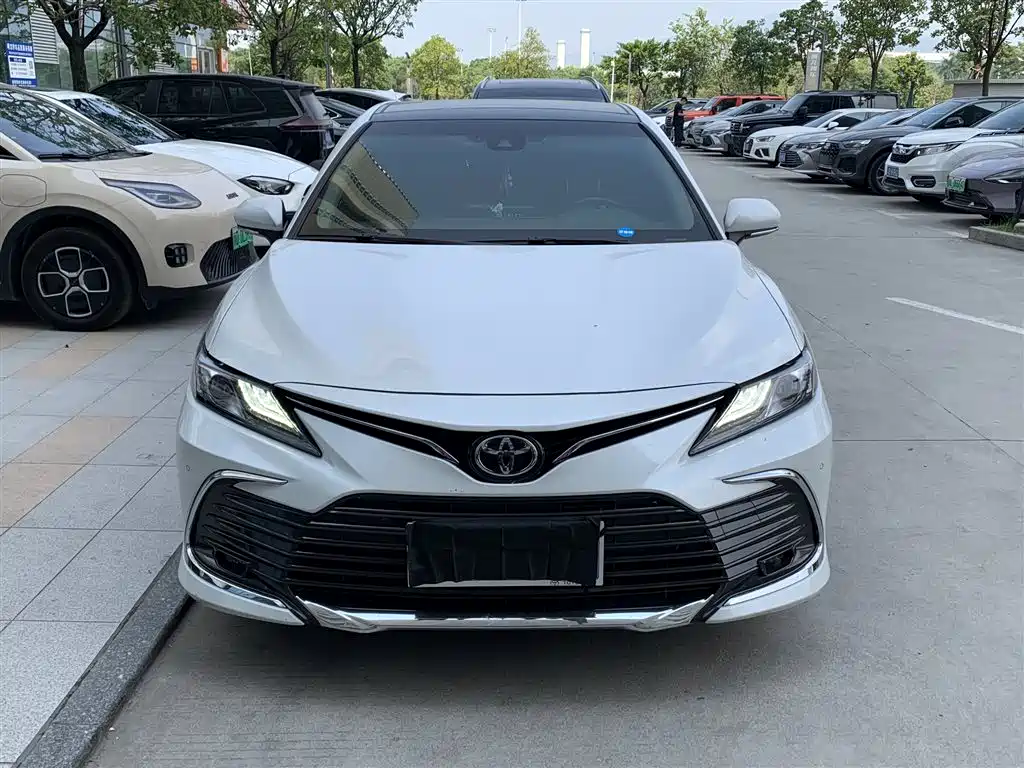 Toyota Camry — фото 2