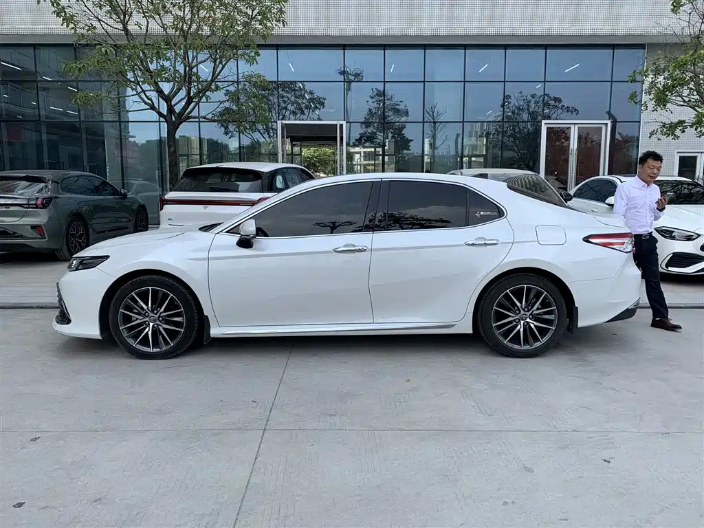 Toyota Camry — фото 3