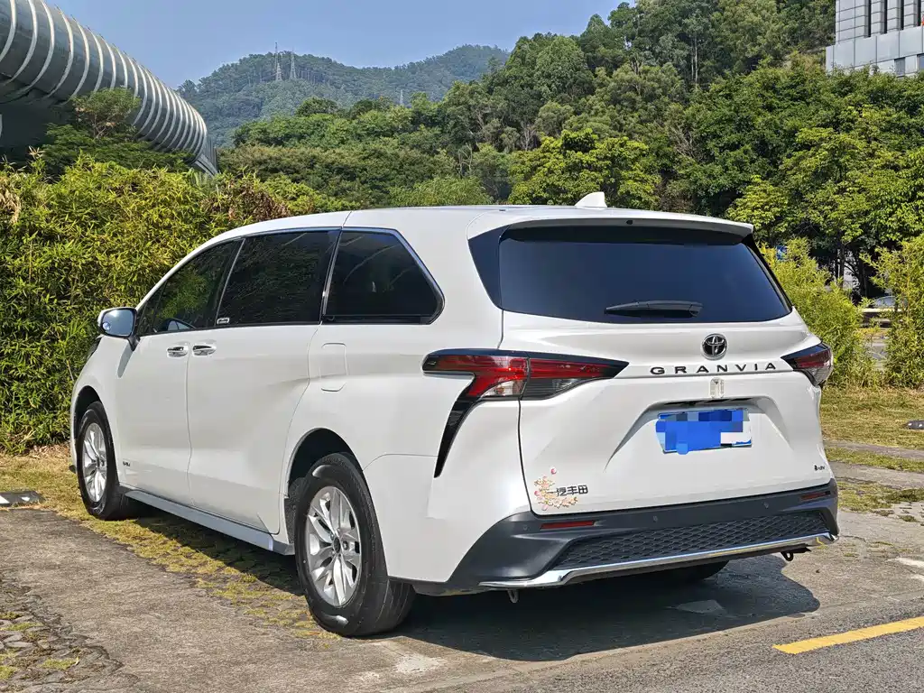 Toyota Granvia — фото 3