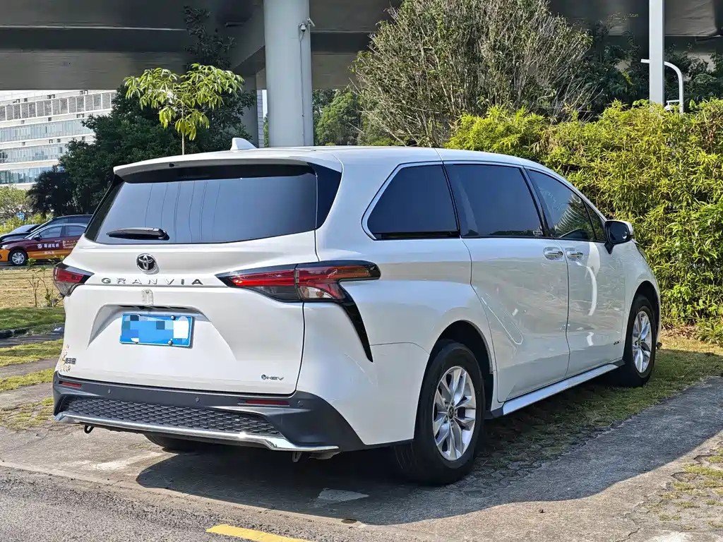 Toyota Granvia — фото 5