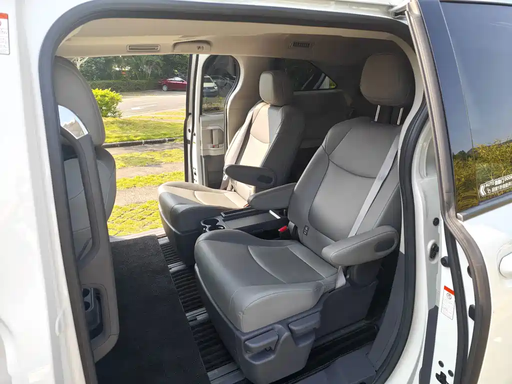Toyota Granvia — фото 7