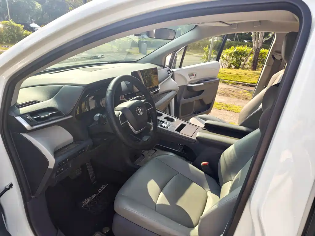 Toyota Granvia — фото 8