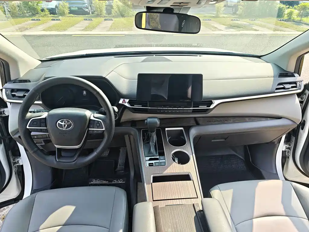 Toyota Granvia — фото 10
