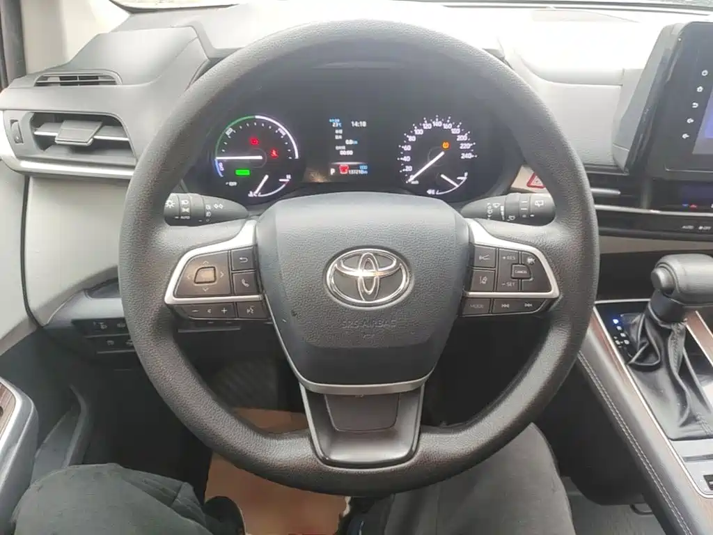 Toyota Sienna — фото 10