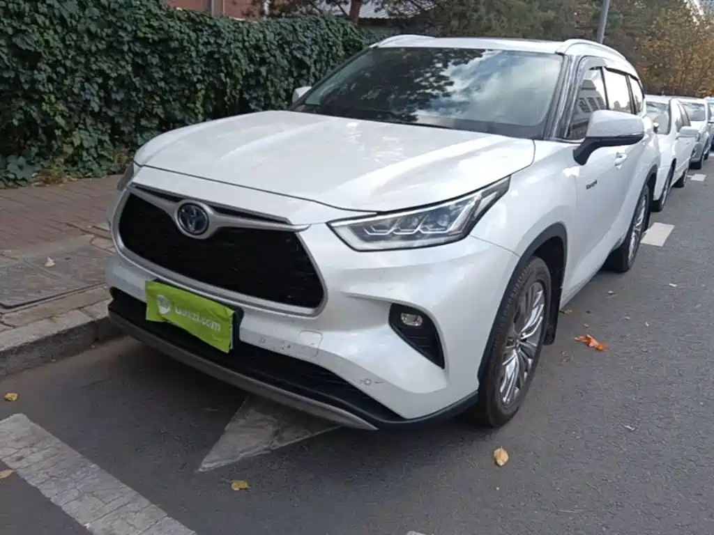 Toyota Highlander — фото 1