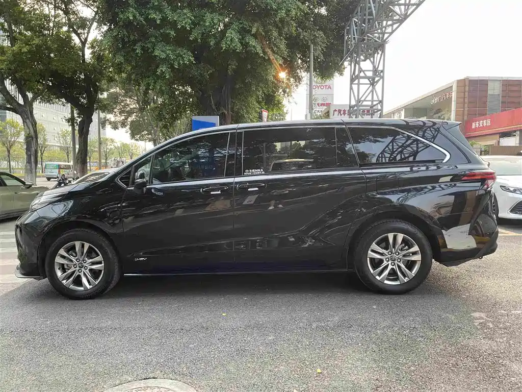 Toyota Sienna — фото 4