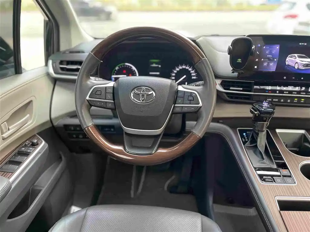 Toyota Sienna — фото 8