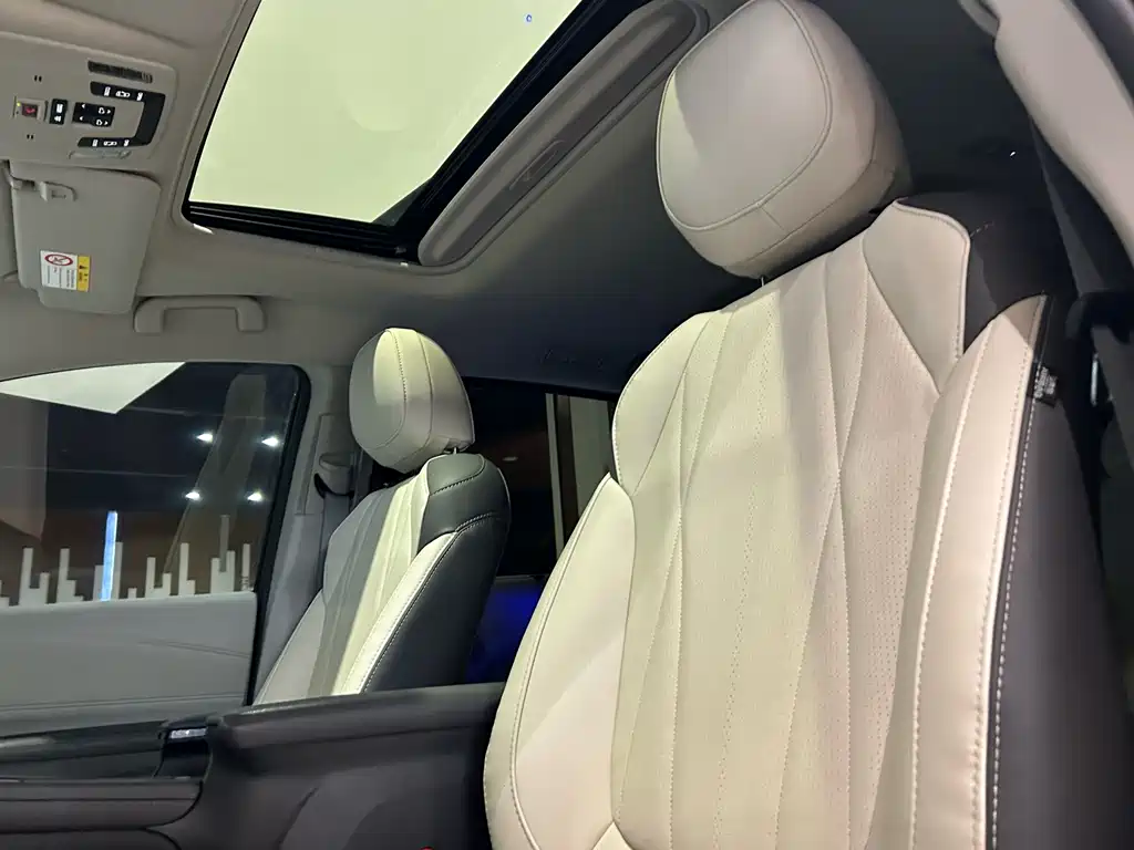 Toyota Granvia — фото 11