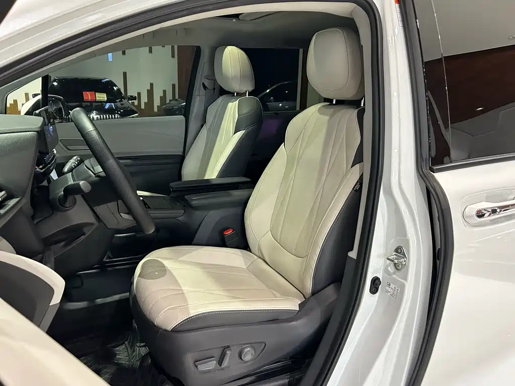 Toyota Granvia — фото 13