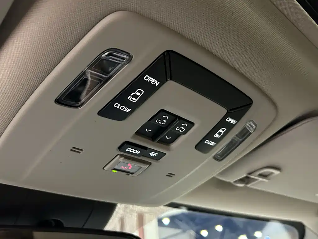 Toyota Granvia — фото 18