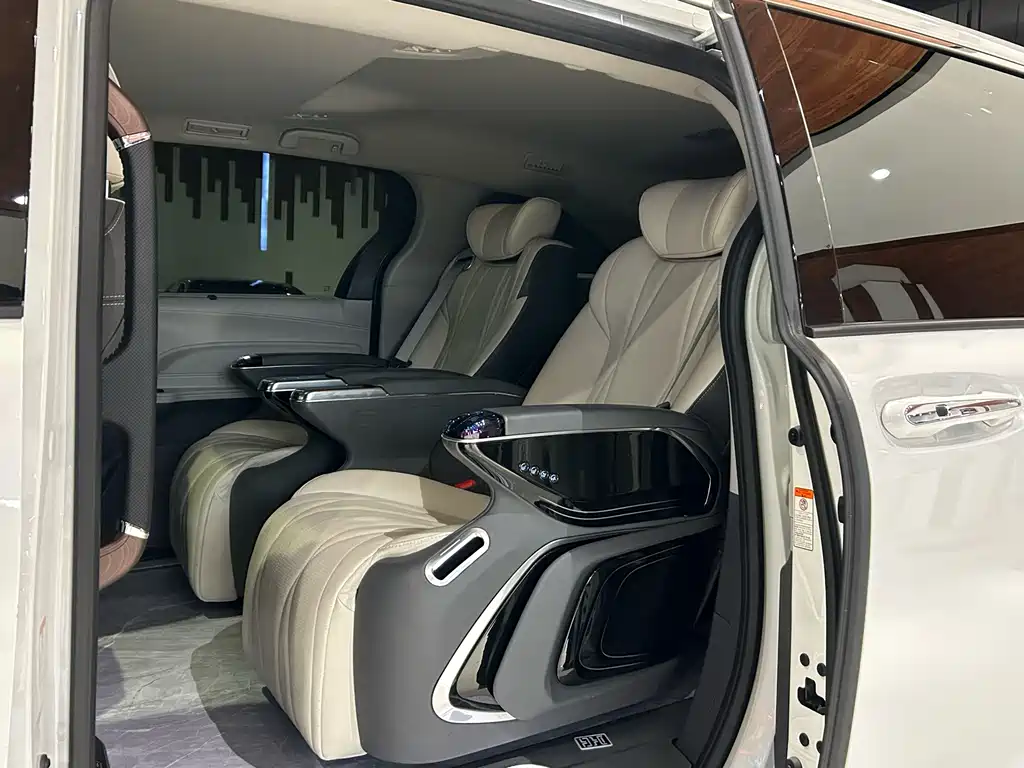 Toyota Granvia — фото 19