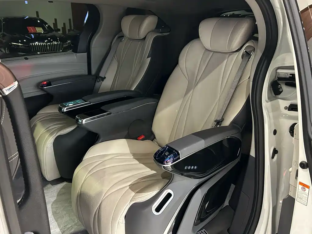 Toyota Granvia — фото 20