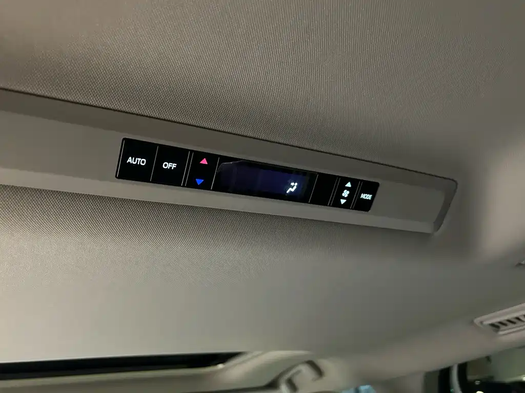 Toyota Granvia — фото 23