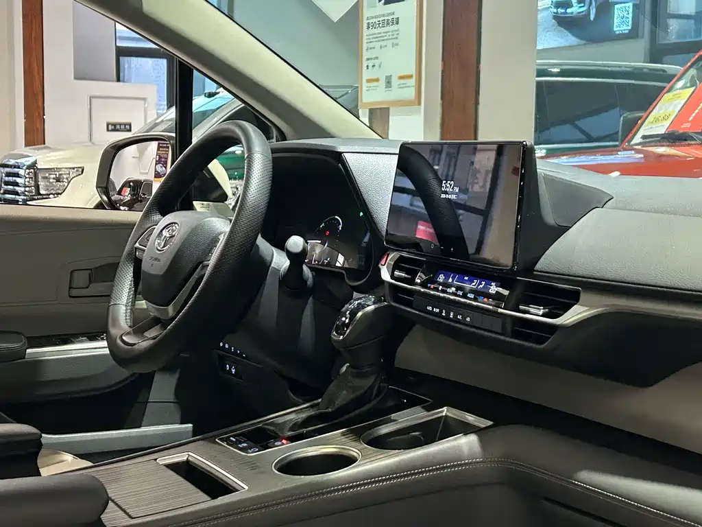 Toyota Granvia — фото 27