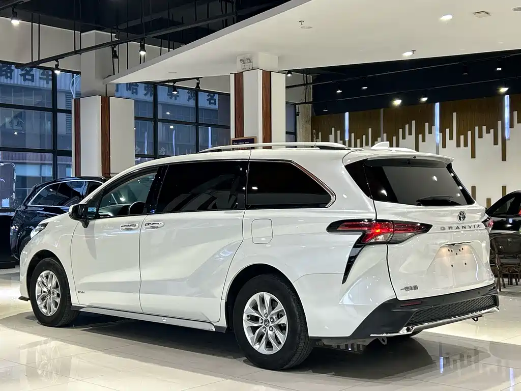 Toyota Granvia — фото 30