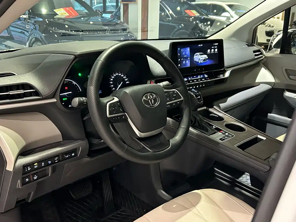 Toyota Granvia — фото 6