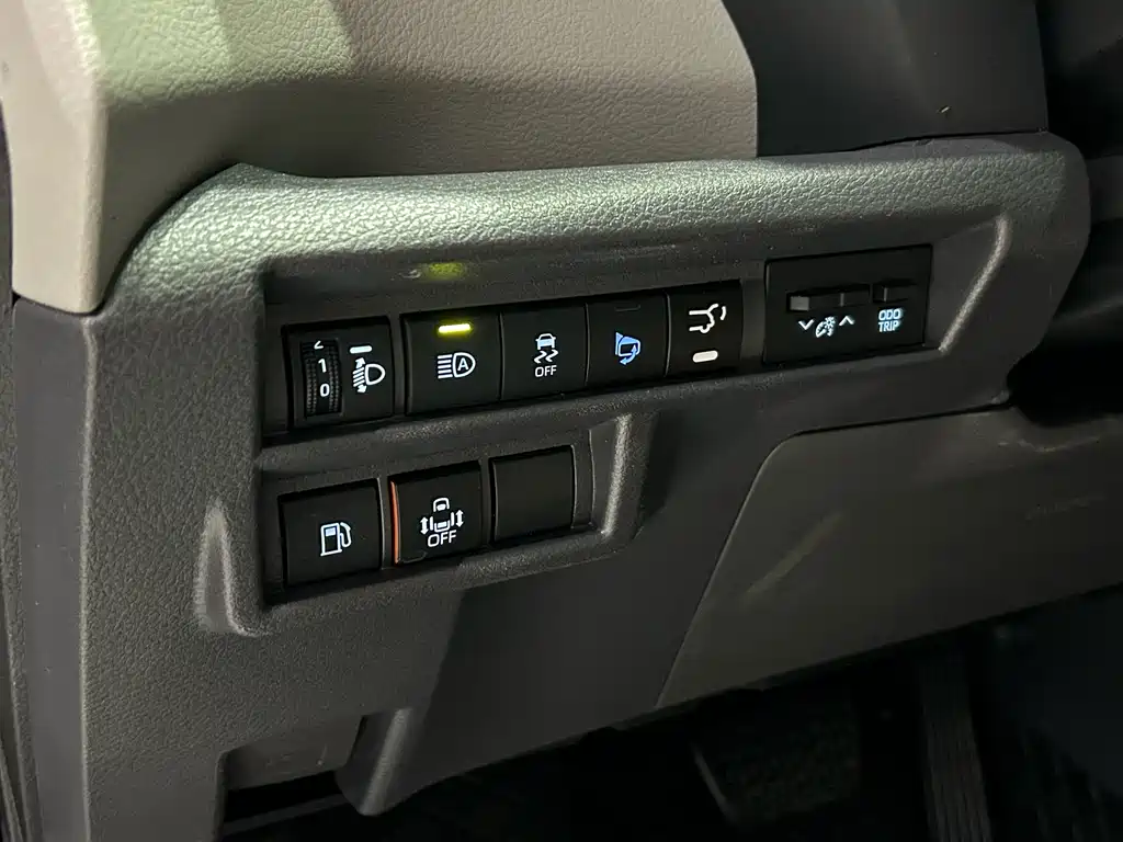 Toyota Granvia — фото 8