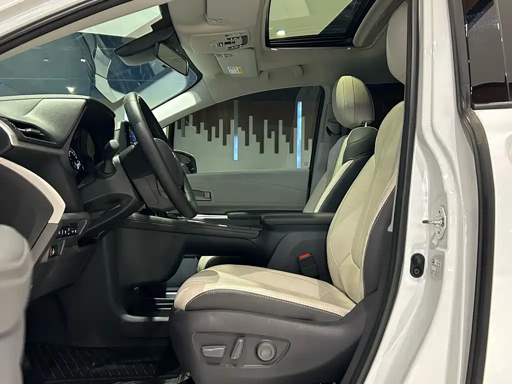 Toyota Granvia — фото 10