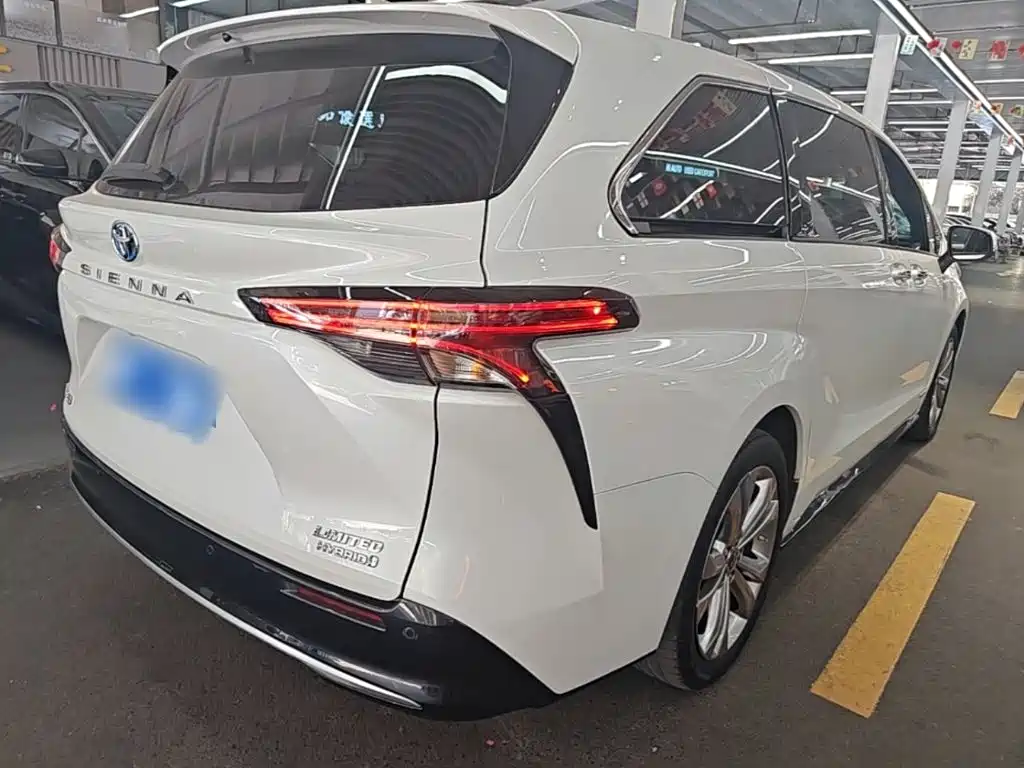 Toyota Sienna — фото 6
