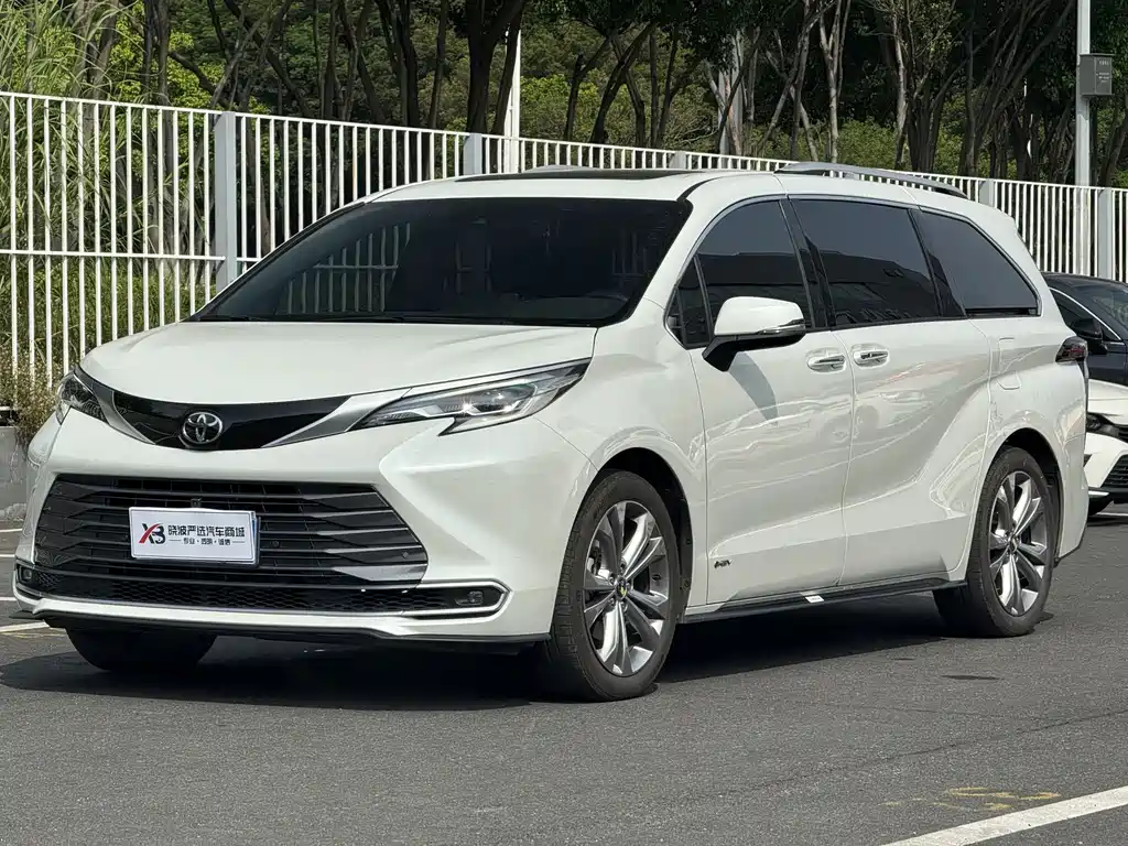 Toyota Sienna — фото 2